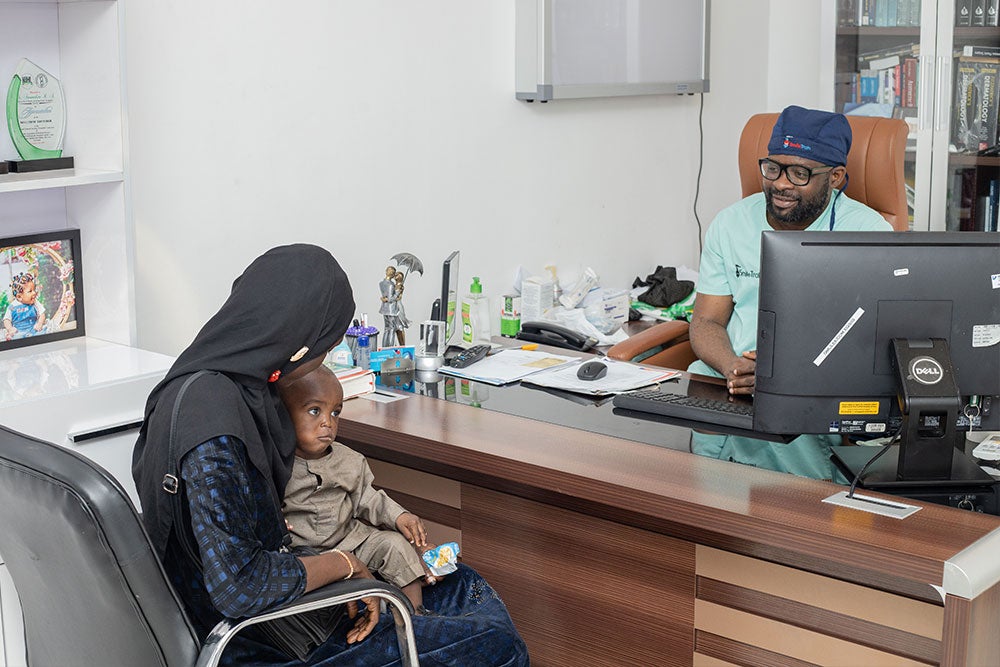 Olanike speaking with Dr. Aranmolate Rasheed at Grandville Medical and Laser Centre before Muaz’s cleft surgery	Olanike im Gespräch mit Dr. Aranmolate Rasheed im Grandville Medical and Laser Centre vor der Spalt-OP von Muaz