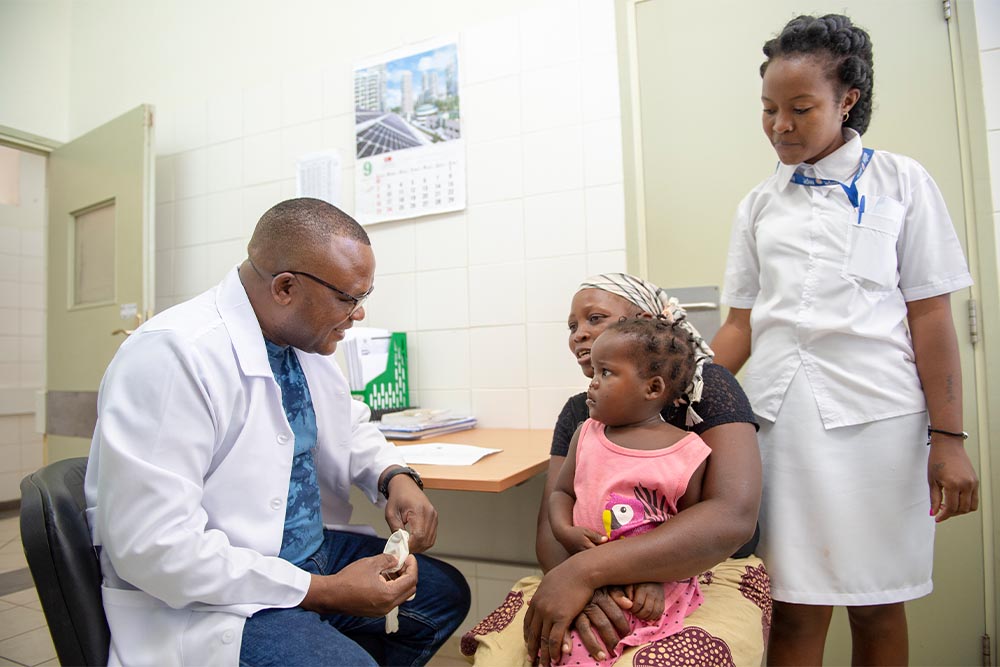 Pediatrician giving Anabela and Zena a consultation before her cleft surgery