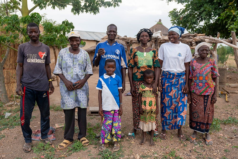 Akuya sourit avec sa famille après une opération à une fente