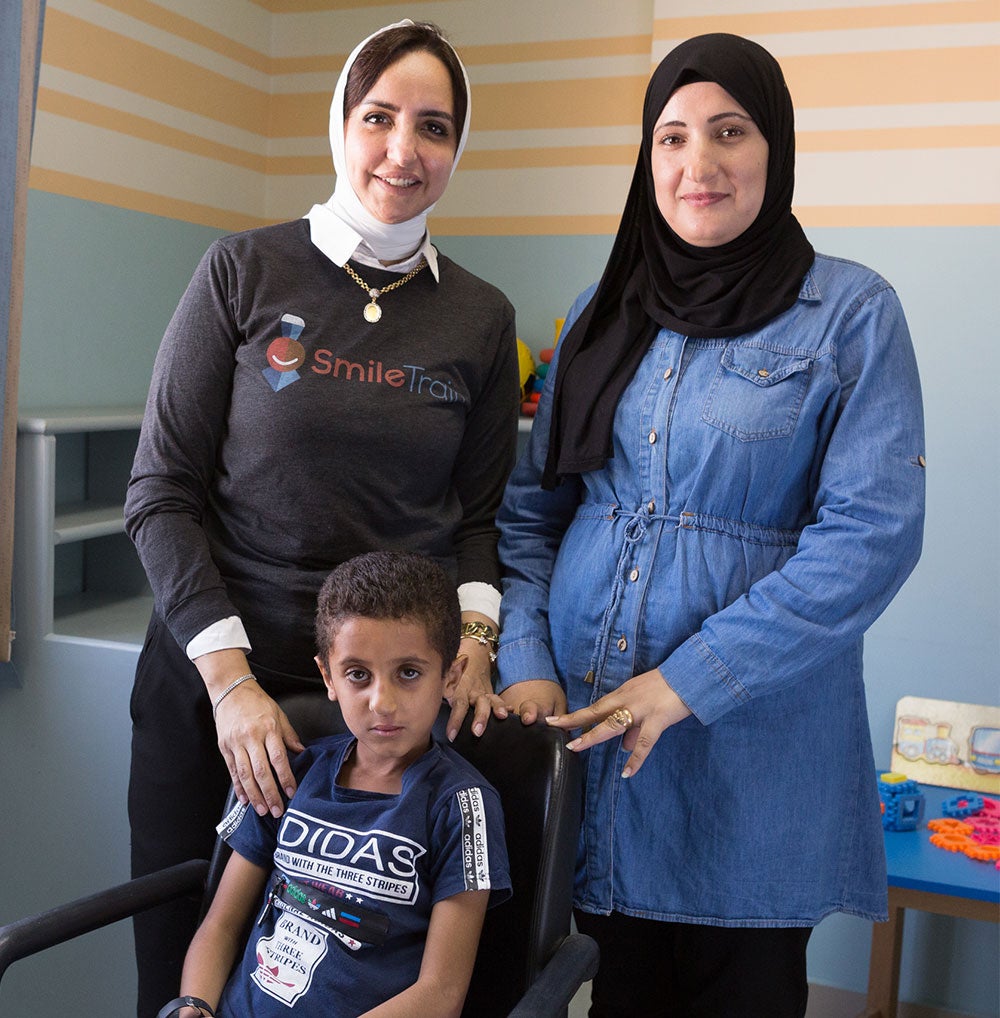 Dr Sally souriant avec Fares et sa mère