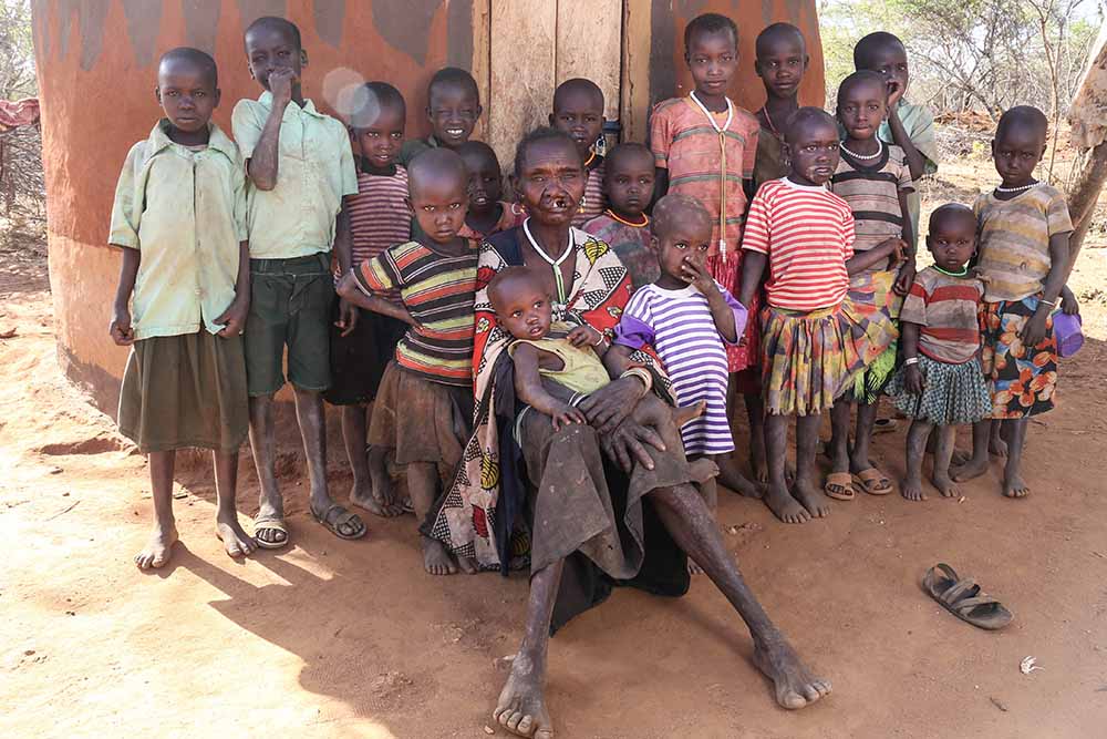 Maria souriante avec ses petits-enfants avant l'opération d'une fente