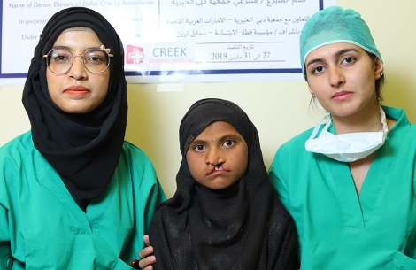 Patient pakistanais atteint d'une fente, debout avec des médecins avant une intervention chirurgicale