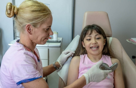Orthodontiste soutenu par Smile Train travaillant avec un patient