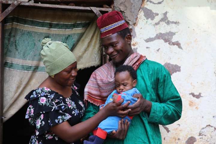 Mouhamed with his family before cleft surgery