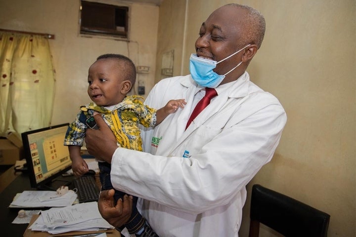 Doctor holding Smile Train patient