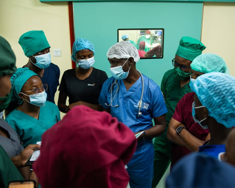 Chirurgiens se préparant à une opération de fente à KidsOR