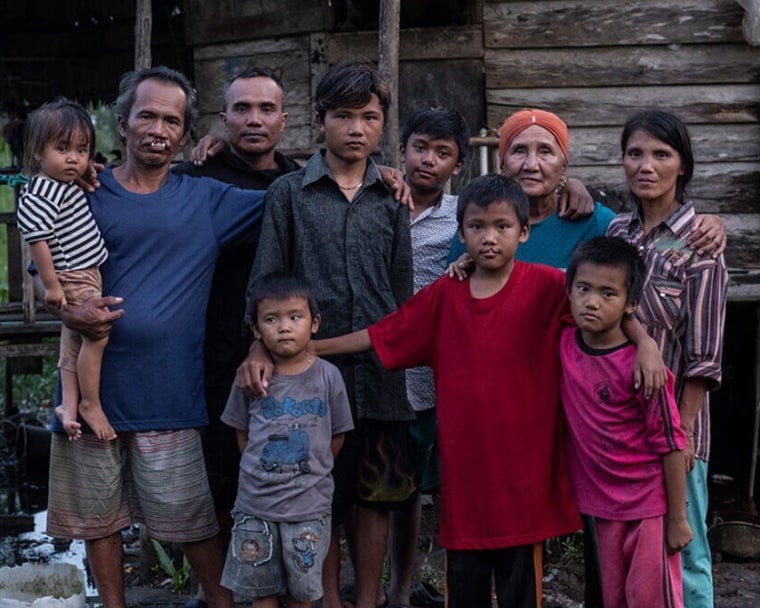 Alim et Rajib souriant avec leur famille avant la chirurgie de la fente